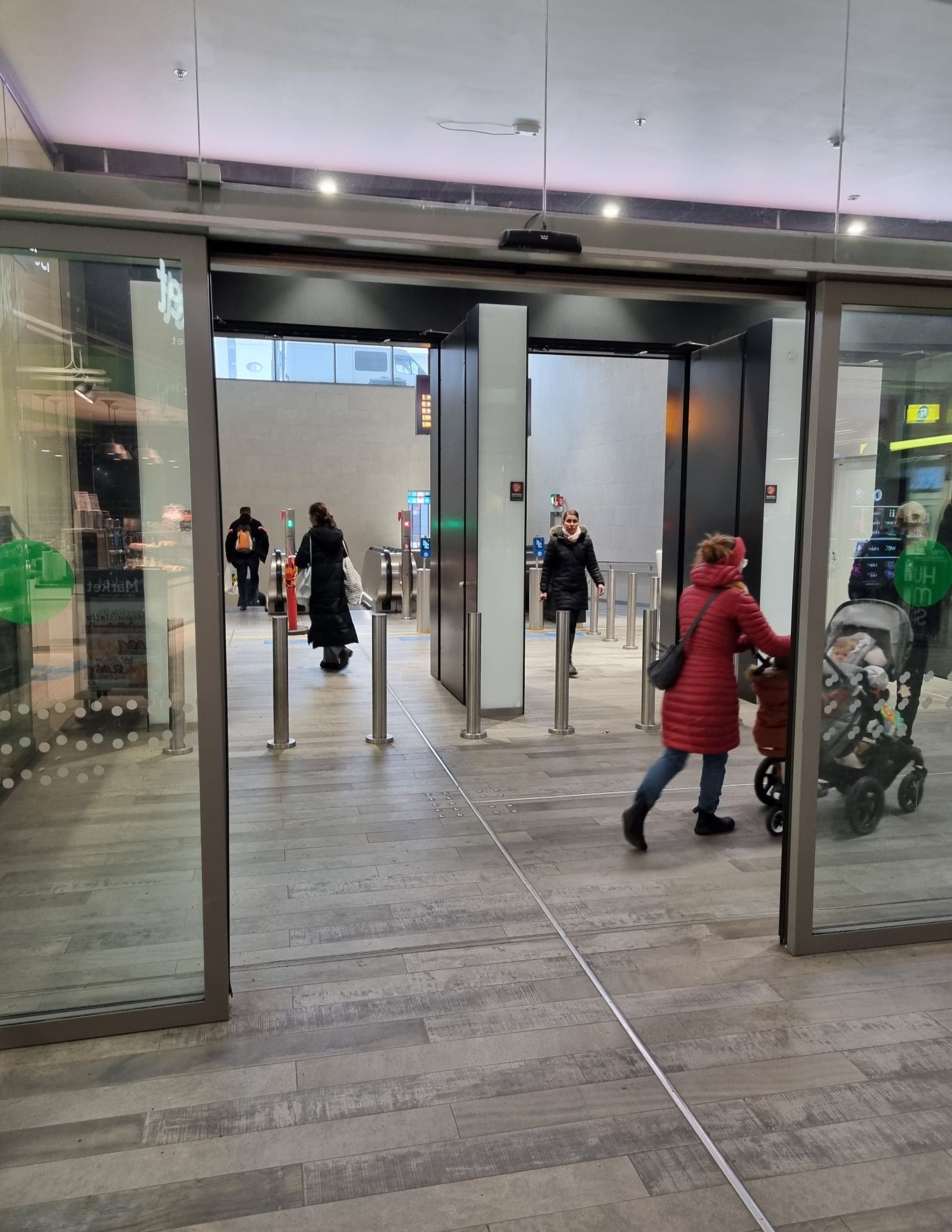 Observation of people flow in malls, and transit hubs.